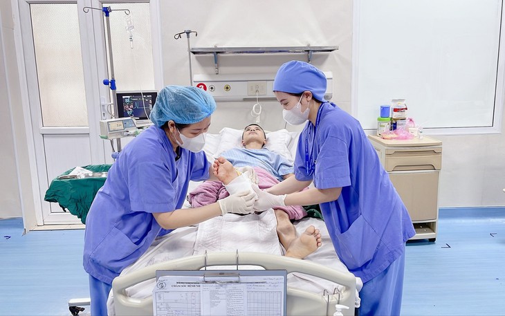 Các thầy thuốc Bệnh viện Chấn thương - Chỉnh hình Nghệ An chăm sóc bệnh nhân sau phẫu thuật