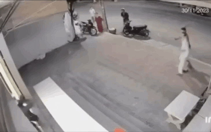 Video hai tên cướp lao vào cửa hàng bán vàng