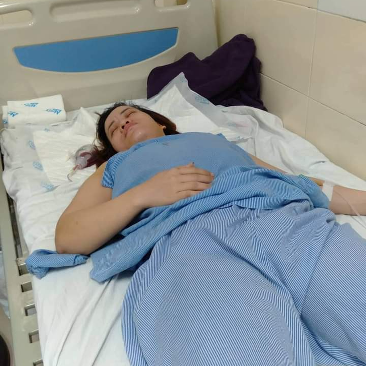 Trao tiền bạn đọc hỗ trợ người phụ nữ nghèo mắc bệnh ung thư nuôi hai con nhỏ- Ảnh 1. Trao tiền bạn đọc hỗ trợ người phụ nữ nghèo mắc bệnh ung thư nuôi hai con nhỏ- Ảnh 1.