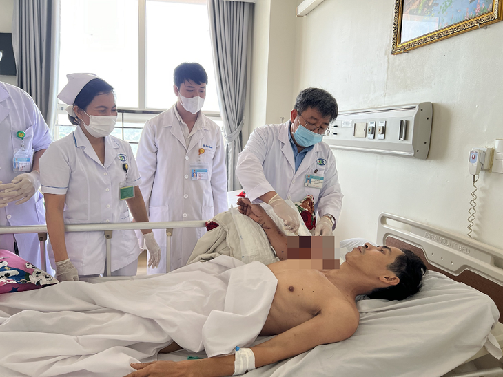 Bệnh viện Bà Rịa kích hoạt báo động đỏ, 'cứu' cánh tay bị đứt rời cho bệnh nhân 39 tuổi- Ảnh 2. Bệnh viện Bà Rịa kích hoạt báo động đỏ, 'cứu' cánh tay bị đứt rời cho bệnh nhân 39 tuổi- Ảnh 2.