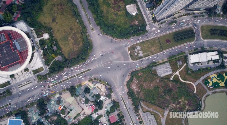 Cận cảnh nút giao không dùng vòng xuyến và đèn đỏ ở Hà Nội- Ảnh 1.