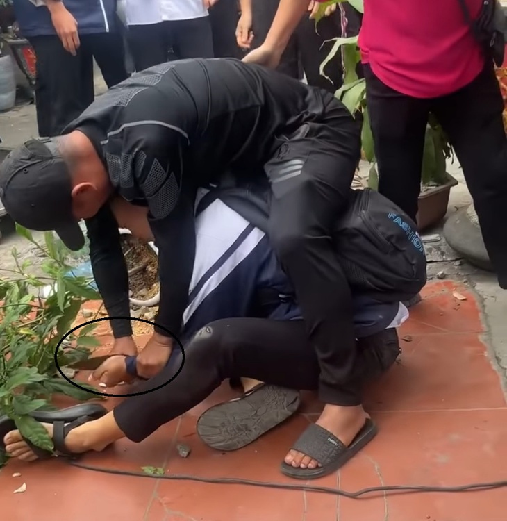 Video: Thót tim cảnh hai nam sinh cấp 3 cầm dao định lao vào 'hỗn chiến' - Ảnh 1. Video: Thót tim cảnh hai nam sinh cấp 3 cầm dao định lao vào 'hỗn chiến' - Ảnh 1.