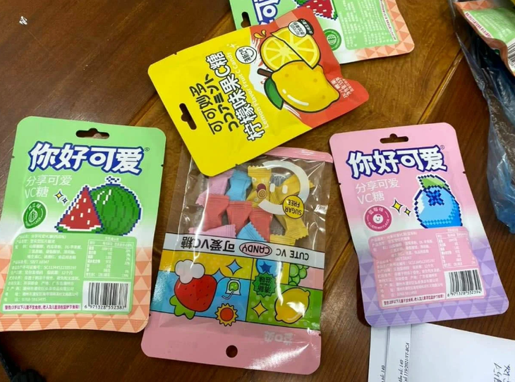 Công an thông tin vụ kẹo lạ nghi chứa ma túy bán ở cổng trường- Ảnh 1.