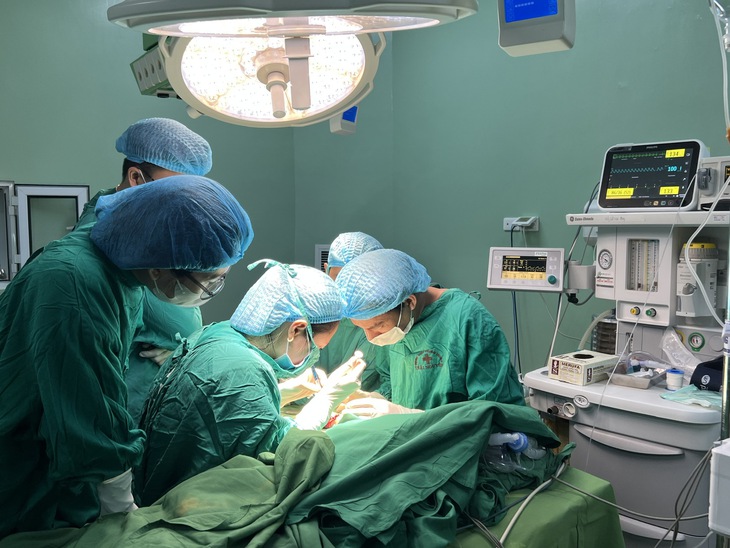Làm chủ kỹ thuật, ghép nối thành công nhiều bộ phận cơ thể đứt rời phức tạp- Ảnh 1.