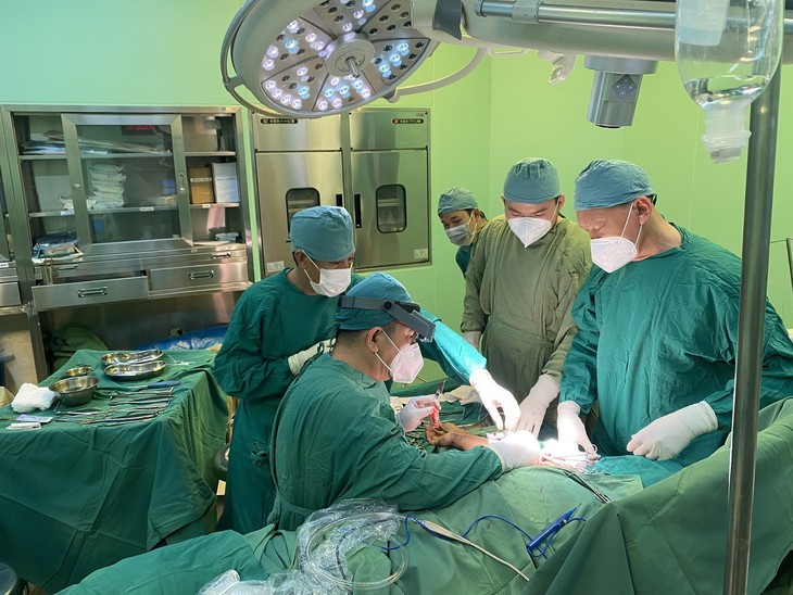 Bệnh viện Bà Rịa kích hoạt báo động đỏ, 'cứu' cánh tay bị đứt rời cho bệnh nhân 39 tuổi- Ảnh 1. Bệnh viện Bà Rịa kích hoạt báo động đỏ, 'cứu' cánh tay bị đứt rời cho bệnh nhân 39 tuổi- Ảnh 1.