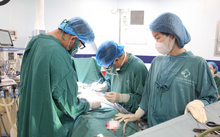 Phẫu thuật cho bé 3 tuổi cong dương vật, lỗ tiểu lệch thấp nặng