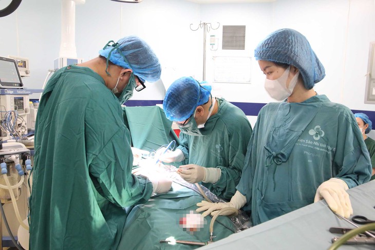 Phẫu thuật cho bé 3 tuổi cong dương vật, lỗ tiểu lệch thấp nặng- Ảnh 2.