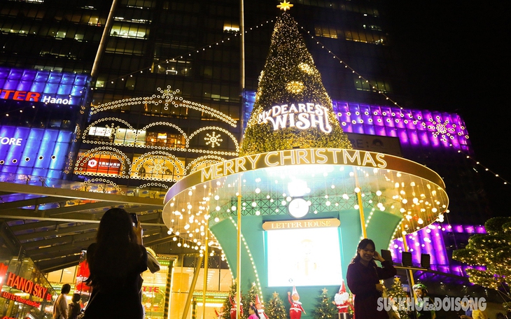 Phố lên đèn, giới trẻ "lên đồ" check-in cùng cây thông Noel
