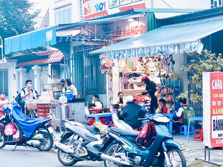 Phụ huynh đứng ngồi không yên vì đồ ăn vặt không nguồn gốc la liệt cổng trường- Ảnh 1. Phụ huynh đứng ngồi không yên vì đồ ăn vặt không nguồn gốc la liệt cổng trường- Ảnh 1.