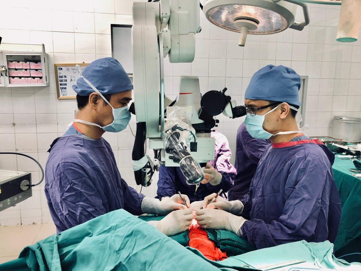 'Hồi sinh' ngoạn mục cho những bệnh nhân bị máy cuốn lột toàn bộ da đầu, nguy kịch nhất trong y văn- Ảnh 2. 'Hồi sinh' ngoạn mục cho những bệnh nhân bị máy cuốn lột toàn bộ da đầu, nguy kịch nhất trong y văn- Ảnh 2.