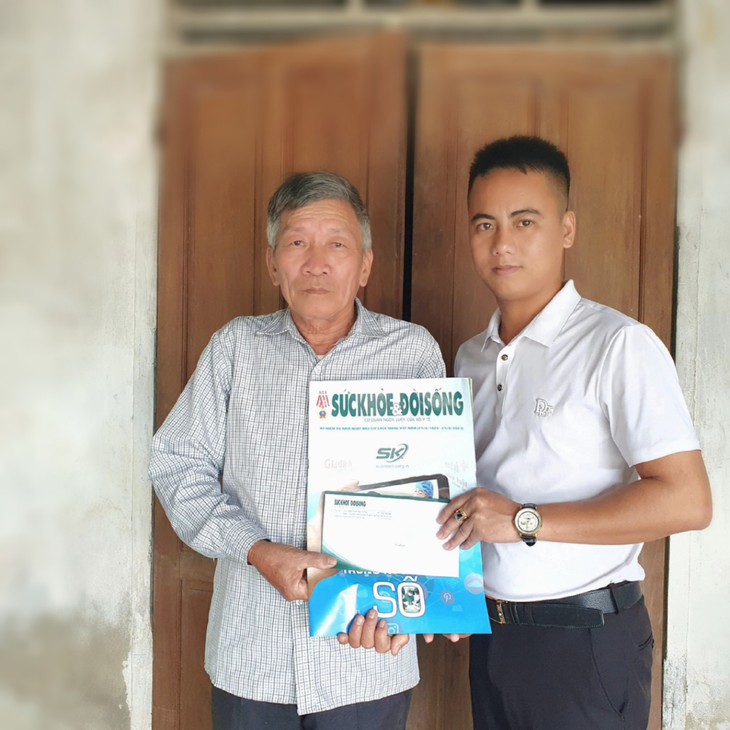 Trao tiền bạn đọc hỗ trợ người phụ nữ nghèo mắc bệnh ung thư nuôi hai con nhỏ- Ảnh 2. Trao tiền bạn đọc hỗ trợ người phụ nữ nghèo mắc bệnh ung thư nuôi hai con nhỏ- Ảnh 2.