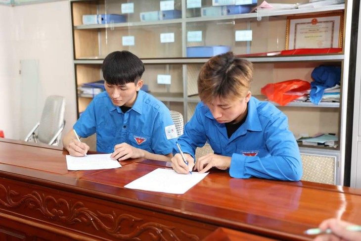 Nhiều thanh niên Hà Tĩnh tình nguyện viết đơn xin nhập ngũ- Ảnh 3. Nhiều thanh niên Hà Tĩnh tình nguyện viết đơn xin nhập ngũ- Ảnh 3.