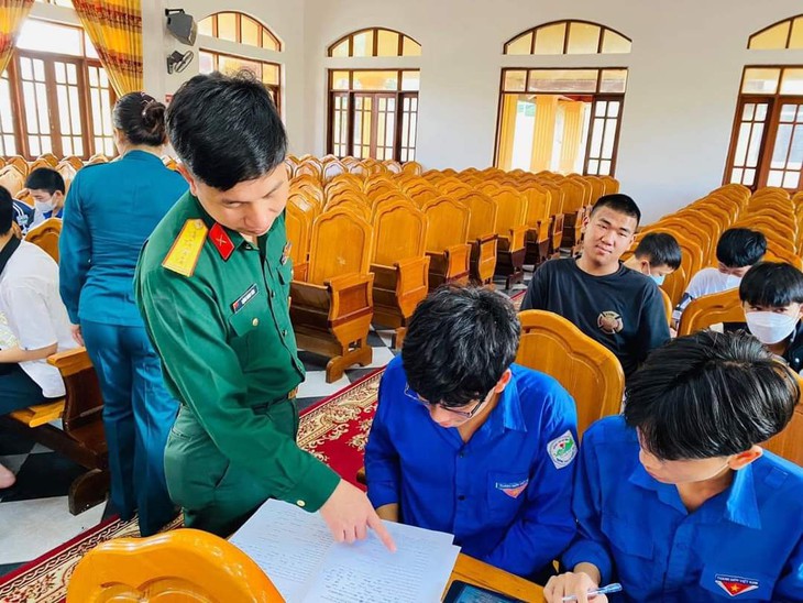 Nhiều thanh niên Hà Tĩnh tình nguyện viết đơn xin nhập ngũ- Ảnh 2. Nhiều thanh niên Hà Tĩnh tình nguyện viết đơn xin nhập ngũ- Ảnh 2.