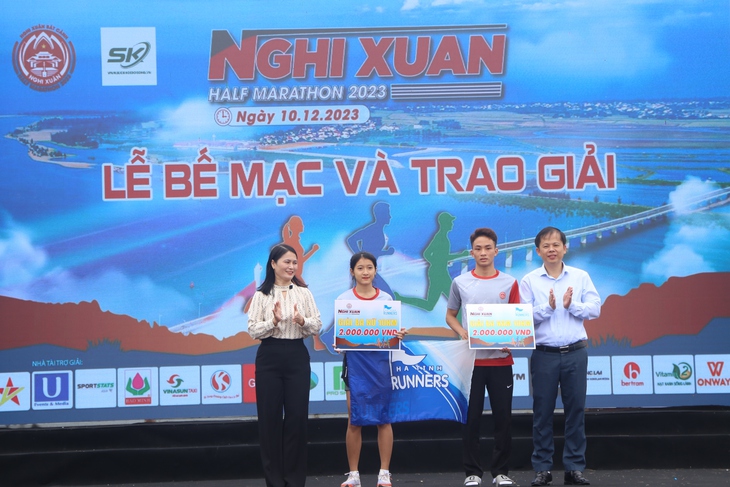 Trao giải Nghi Xuân Half marathon 2023- Ảnh 8.