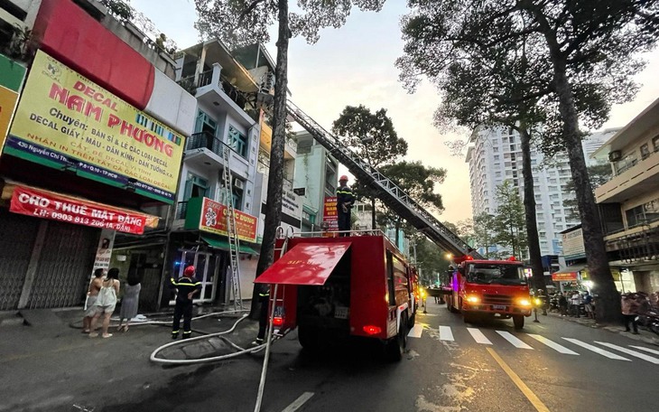 6 nạn nhân thoát khỏi đám cháy nhà 4 tầng ở TPHCM