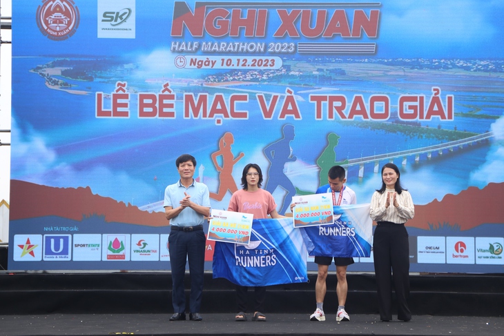 Trao giải Nghi Xuân Half marathon 2023- Ảnh 11.