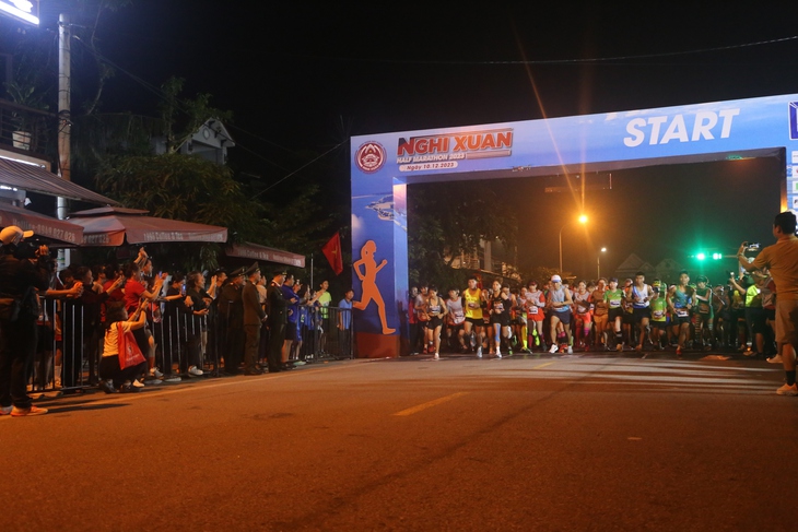 Những hình ảnh ấn tượng tại Giải chạy Nghi Xuân Half Marathon 2023- Ảnh 1.