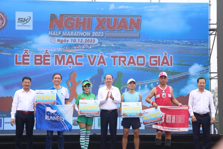 Trao giải Nghi Xuân Half marathon 2023- Ảnh 12.