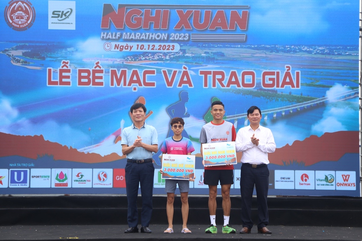 Trao giải Nghi Xuân Half marathon 2023- Ảnh 7.