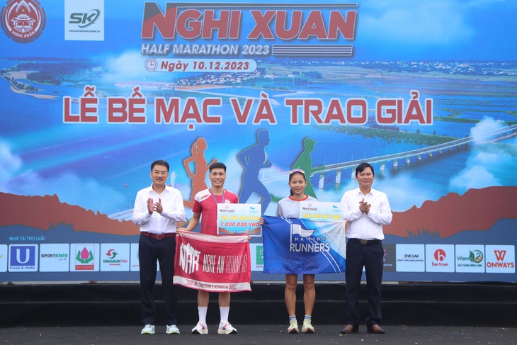 Trao giải Nghi Xuân Half marathon 2023- Ảnh 4.