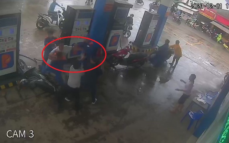 Video: Phẫn nộ hai đối tượng xông vào hành hung nhân viên cây xăng