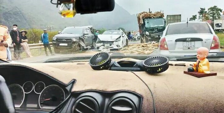 Tai nạn liên hoàn trên Quốc lộ 1A gây ùn tắc cục bộ- Ảnh 2. Tai nạn liên hoàn trên Quốc lộ 1A gây ùn tắc cục bộ- Ảnh 2.