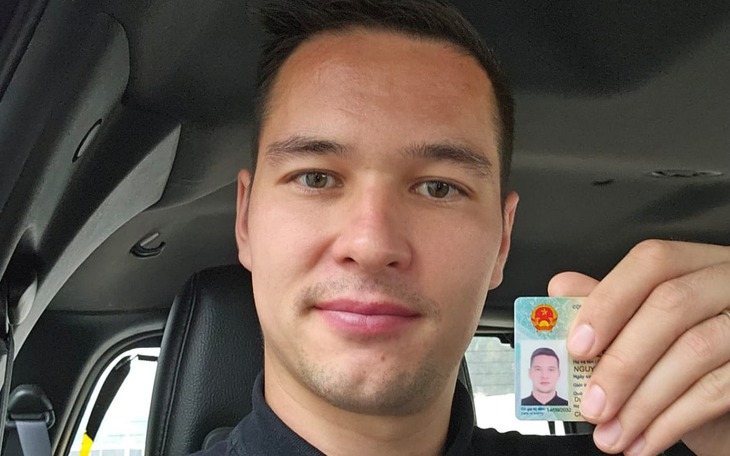 Thủ môn Filip Nguyễn hân hoan khoe căn cước công dân Việt Nam