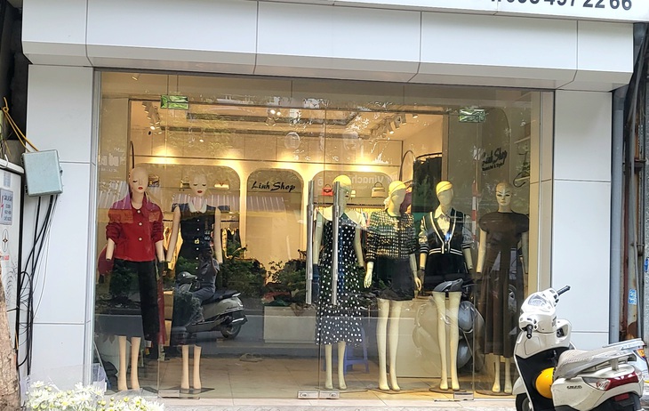 Chủ shop quần áo lo phá sản vì 'mùa đông không lạnh'- Ảnh 1.