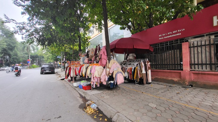 Chủ shop quần áo lo phá sản vì 'mùa đông không lạnh'- Ảnh 3.