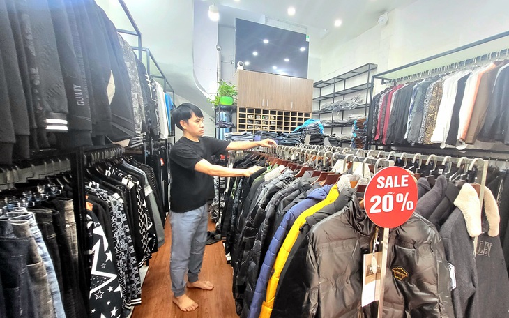 Chủ shop quần áo lo phá sản vì "mùa đông không lạnh"