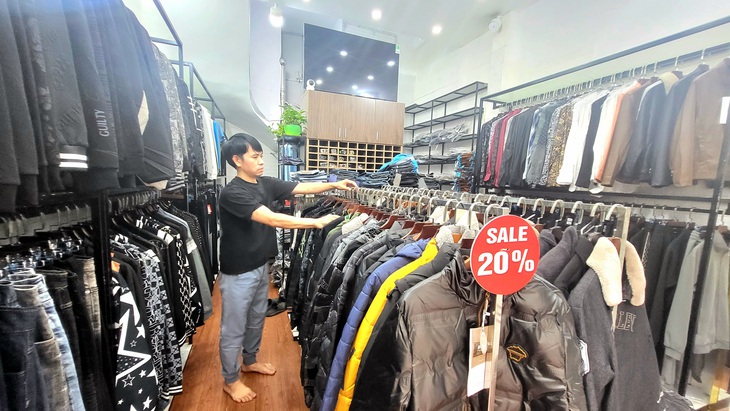 Chủ shop quần áo lo phá sản vì 'mùa đông không lạnh'- Ảnh 2.