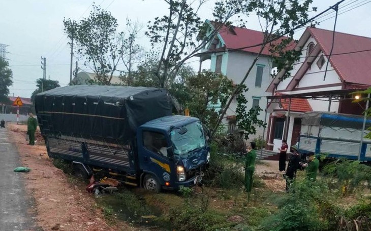 Va chạm với xe tải, 2 người tử vong