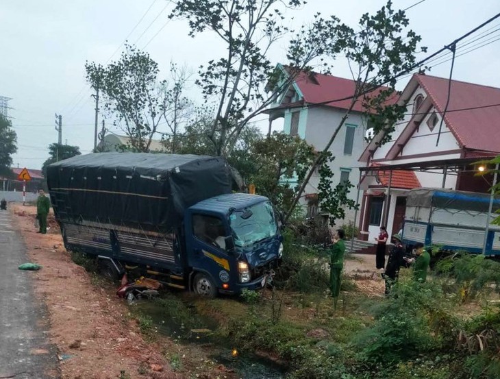Va chạm với xe tải, 2 người tử vong- Ảnh 2.