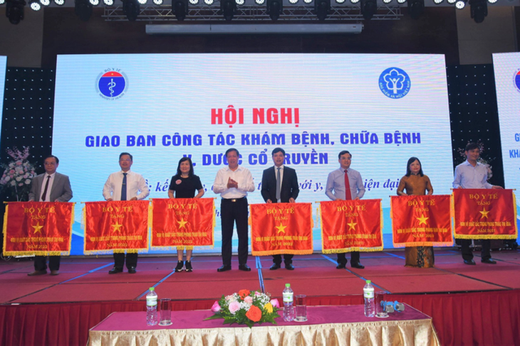 Bệnh viện Y học cổ truyền Nghệ An đón nhận cờ thi đua của Bộ Y tế- Ảnh 1.