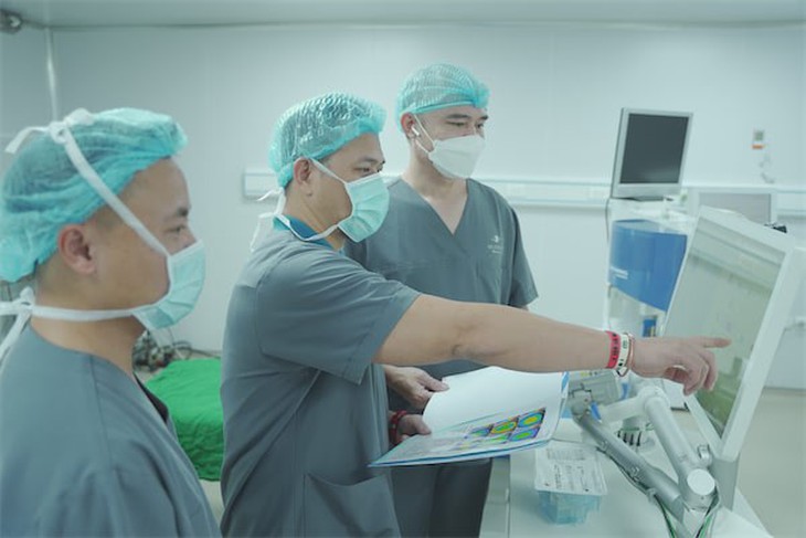 Phương pháp phẫu thuật Phakic với nhiều ưu đãi tại Trung tâm Mắt kỹ thuật cao Bệnh viện Đông Đô- Ảnh 3.