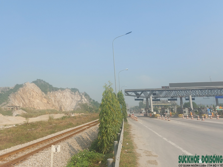 Đến bao giờ người dân hết lo sợ đá rơi vào nhà khi mỏ đá nổ mìn?- Ảnh 3.