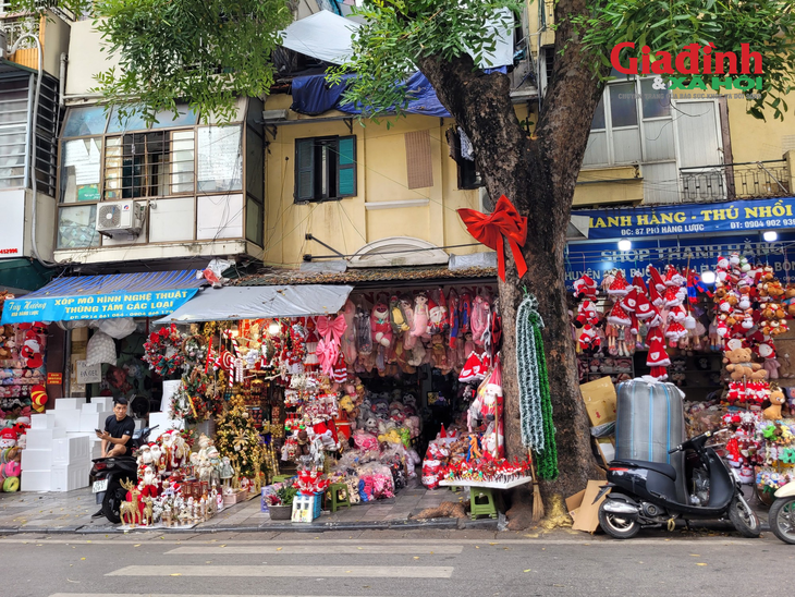 Thị trường Giáng sinh 2023: Nhiều đồ trang trí bắt mắt, phố Hàng Mã, Hàng Lược... nhộn nhịp hút khách- Ảnh 1.