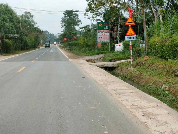 Hai xe máy tông nhau, người phụ nữ đi bộ bên đường tử vong- Ảnh 1. Hai xe máy tông nhau, người phụ nữ đi bộ bên đường tử vong- Ảnh 1.
