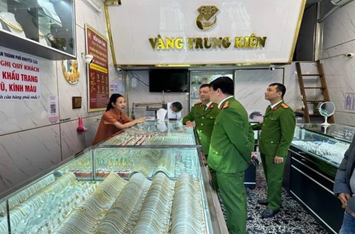 Công an Hà Nội chính thức đưa vào vận hành hệ thống 'chuông báo tội phạm' tại cơ sở kinh doanh vàng, bạc- Ảnh 2.