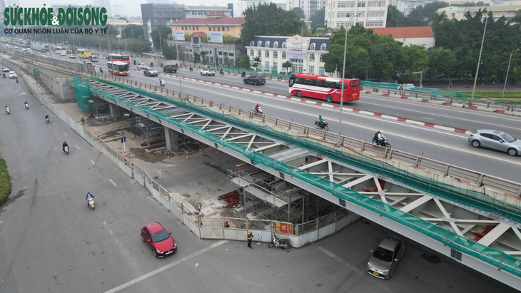 Cận cảnh loạt lô cốt 'bóp nghẹt' nhiều tuyến đường Hà Nội- Ảnh 9.