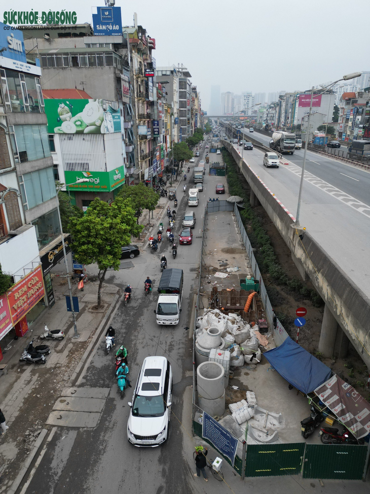 Cận cảnh loạt lô cốt 'bóp nghẹt' nhiều tuyến đường Hà Nội- Ảnh 4.