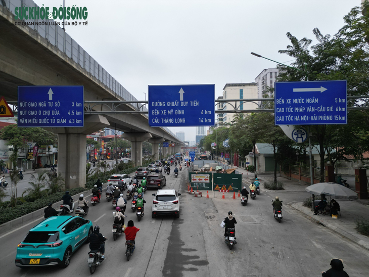 Cận cảnh loạt lô cốt 'bóp nghẹt' nhiều tuyến đường Hà Nội- Ảnh 3.