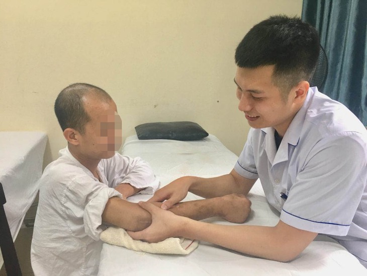 Nhân lực phục hồi chức năng chỉ đáp ứng được một nửa nhu cầu người dân- Ảnh 2. Nhân lực phục hồi chức năng chỉ đáp ứng được một nửa nhu cầu người dân- Ảnh 2.