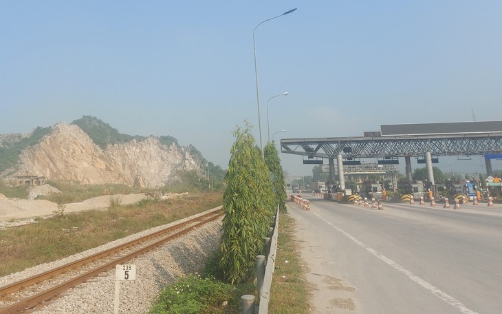 Đến bao giờ người dân hết lo sợ đá rơi vào nhà khi mỏ đá nổ mìn?