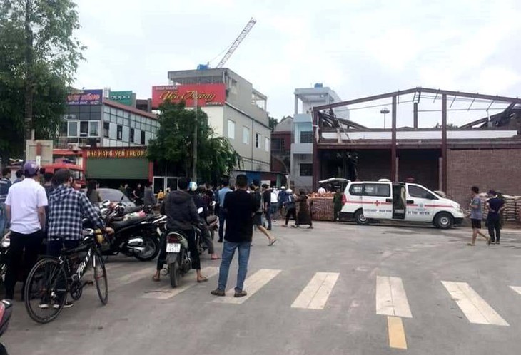 Sập mái nhà khiến 1 người tử vong, nhiều người bị thương- Ảnh 1.
