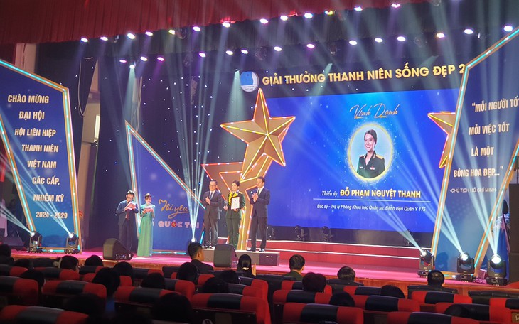 Nữ bác sĩ quân y được tôn vinh "Thanh niên sống đẹp"