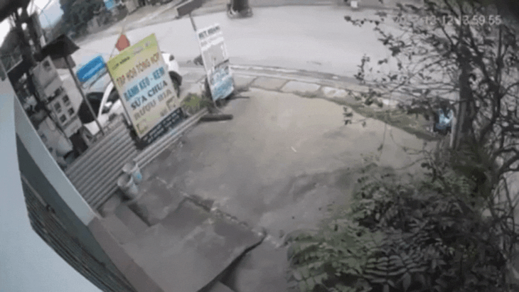 [VIDEO] Tài xế ô tô đâm nhiều người rồi bỏ chạy ở Bắc Giang- Ảnh 2.