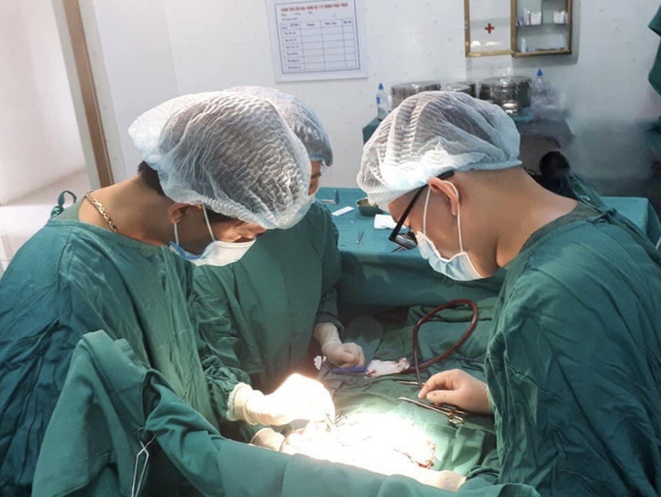 Nhiều bác sĩ, nhân viên y tế vừa cấp cứu vừa hiến máu cứu người bệnh thoát cơn nguy kịch- Ảnh 2.