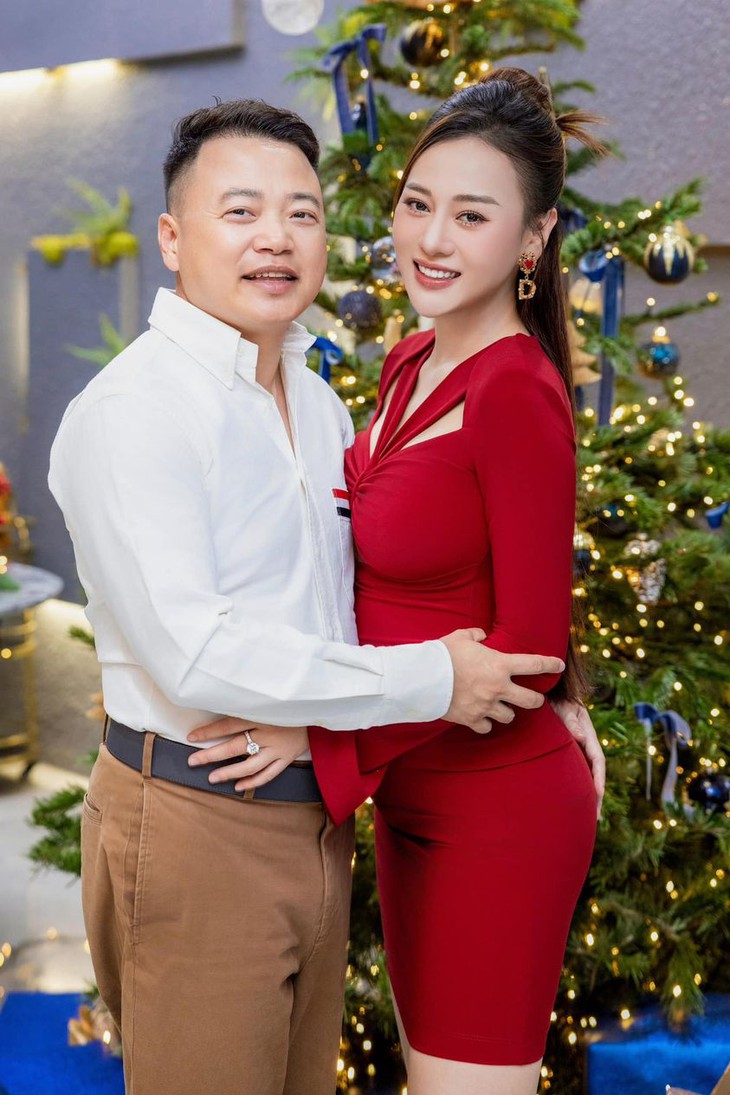 Khoe ảnh Giáng sinh cùng Shark Bình, Phương Oanh thu hút với đường cong mẹ bầu 4 tháng- Ảnh 3. Khoe ảnh Giáng sinh cùng Shark Bình, Phương Oanh thu hút với đường cong mẹ bầu 4 tháng- Ảnh 3.