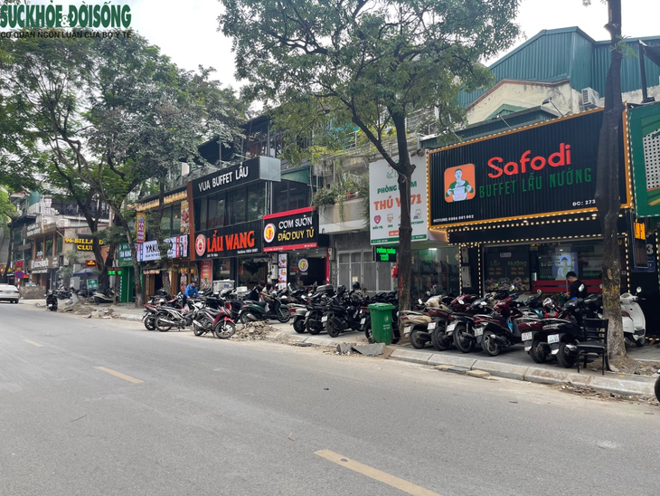 Gần 1 năm ra quân rầm rộ, vỉa hè Hà Nội vẫn bị chiếm dụng ngang nhiên- Ảnh 11.